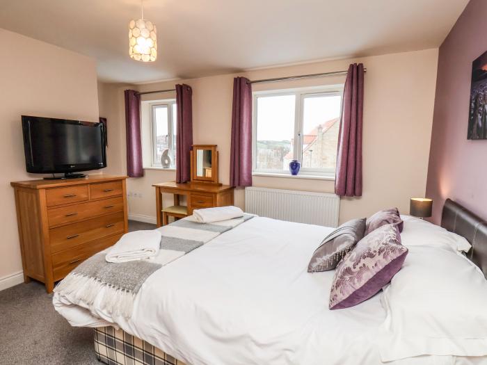 Chandler's View, Whitby, North Yorkshire, close to amenities and beach, off-road parking, stylish,