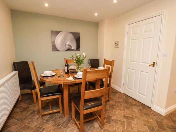 Chandler's View, Whitby, North Yorkshire, close to amenities and beach, off-road parking, stylish,