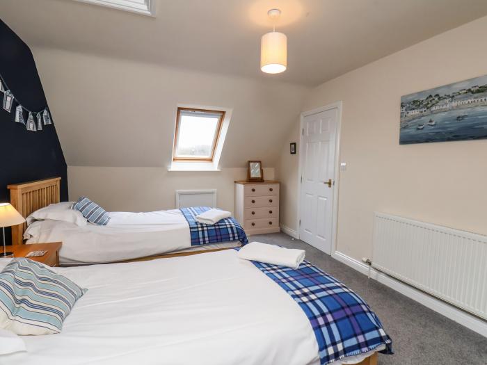 Chandler's View, Whitby, North Yorkshire, close to amenities and beach, off-road parking, stylish,