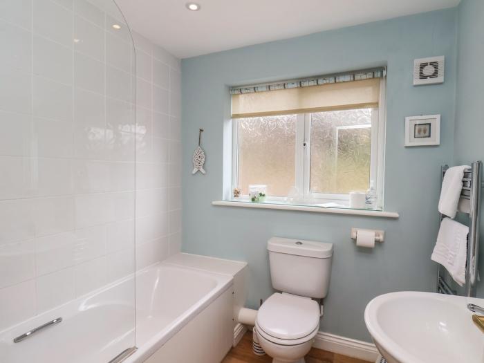 Chandler's View, Whitby, North Yorkshire, close to amenities and beach, off-road parking, stylish,