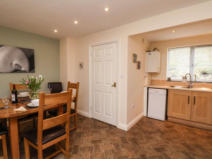 Chandler's View, Whitby, North Yorkshire, close to amenities and beach, off-road parking, stylish,