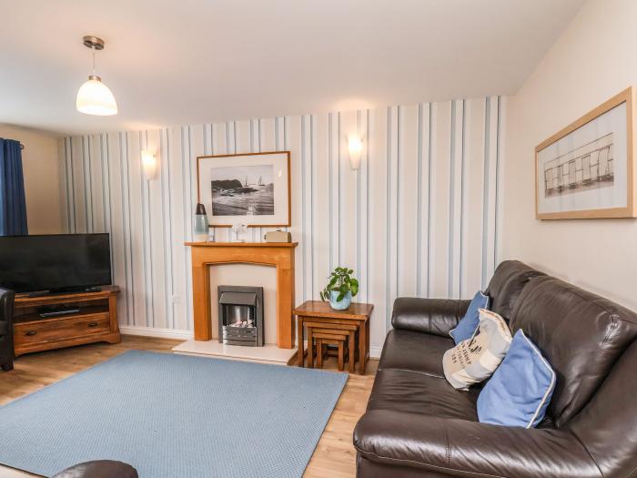 Chandler's View, Whitby, North Yorkshire, close to amenities and beach, off-road parking, stylish,