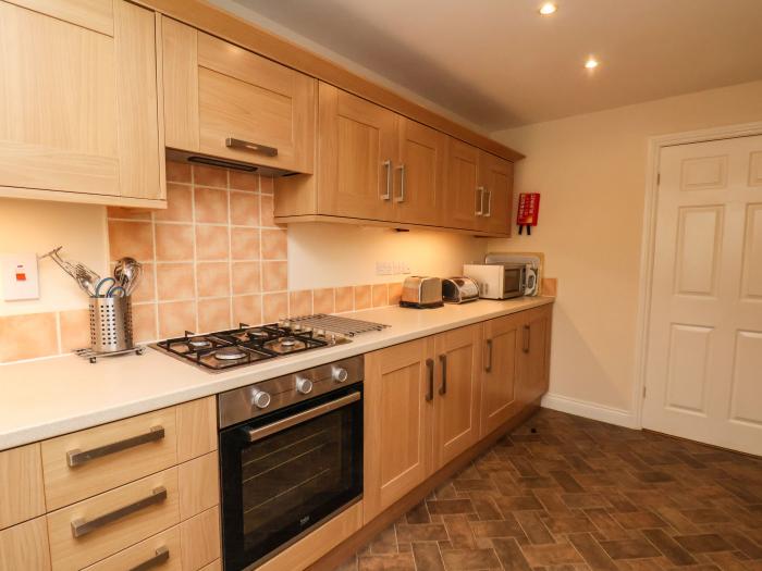 Chandler's View, Whitby, North Yorkshire, close to amenities and beach, off-road parking, stylish,