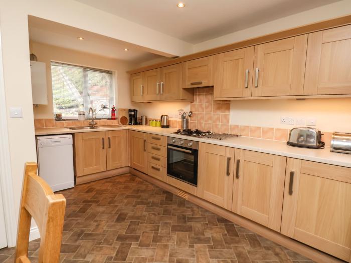 Chandler's View, Whitby, North Yorkshire, close to amenities and beach, off-road parking, stylish,