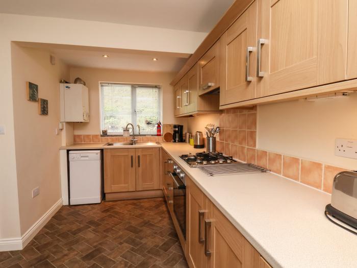 Chandler's View, Whitby, North Yorkshire, close to amenities and beach, off-road parking, stylish,