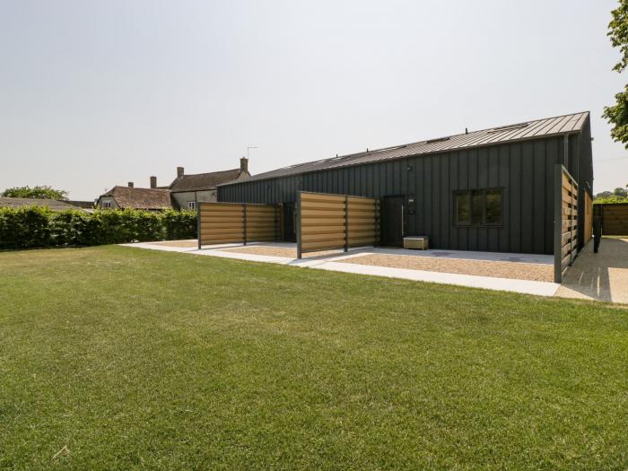 Basswood Barn, Wincanton, Somerset, Near an AONB, Countryside, Open-plan, Mezzanine, Smart TV, Patio