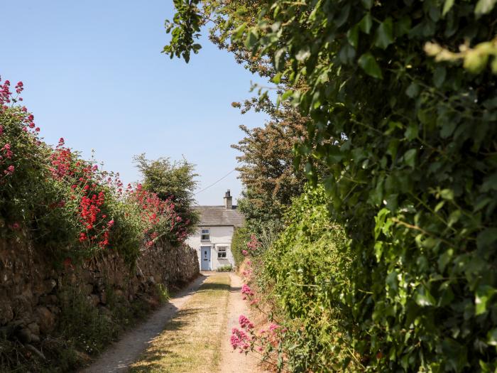 Tan Y Fynwent in Abersoch, Gwynedd, dog-friendly, enclosed garden, close to beach, garden furniture.