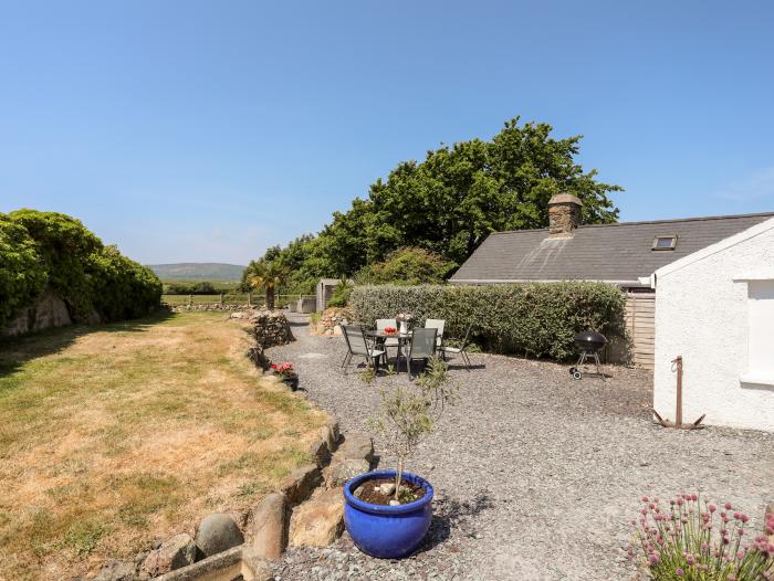 Tan Y Fynwent in Abersoch, Gwynedd, dog-friendly, enclosed garden, close to beach, garden furniture.