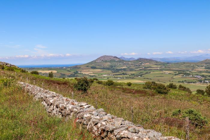 Tan Y Fynwent in Abersoch, Gwynedd, dog-friendly, enclosed garden, close to beach, garden furniture.