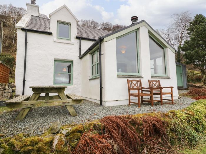 Gramarye Cottage Portree, Isle of Skye, sea views, countryside views, woodburning stoves and parking