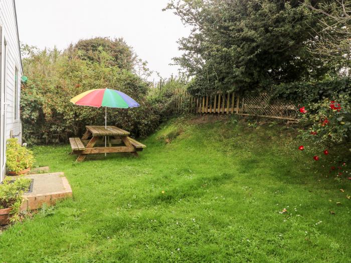 Suzanne's Beach Hut, nr Walcott, Norfolk. Four-bedroom chalet, resting near the beach. Pet-friendly.