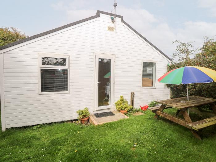 Suzanne's Beach Hut, nr Walcott, Norfolk. Four-bedroom chalet, resting near the beach. Pet-friendly.