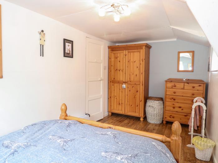 Suzanne's Beach Hut, nr Walcott, Norfolk. Four-bedroom chalet, resting near the beach. Pet-friendly.