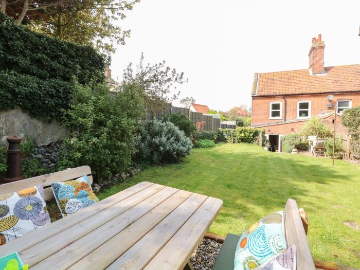 8 Melinda Cottage, East Runton, North Norfolk. Beach nearby. Pet-friendly. Smart TV. Child-friendly.