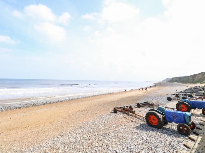 8 Melinda Cottage, East Runton, North Norfolk. Beach nearby. Pet-friendly. Smart TV. Child-friendly.