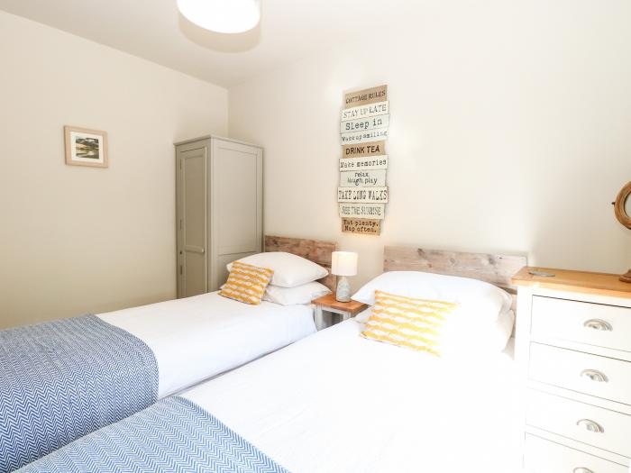 8 Melinda Cottage, East Runton, North Norfolk. Beach nearby. Pet-friendly. Smart TV. Child-friendly.