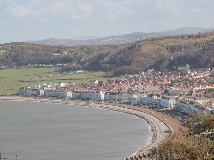 Ty Arth, Llandudno, Wales. Close to a beach. Close to a pub and a shop. Off-road parking. 2 Bedrooms