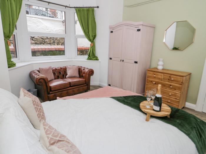 Ty Arth, Llandudno, Wales. Close to a beach. Close to a pub and a shop. Off-road parking. 2 Bedrooms