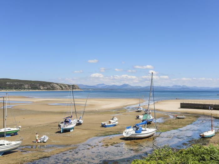 Gorse Bank, Abersoch, Gwynedd, North Wales, close to amenities and the beach, Smart TV, traditional,