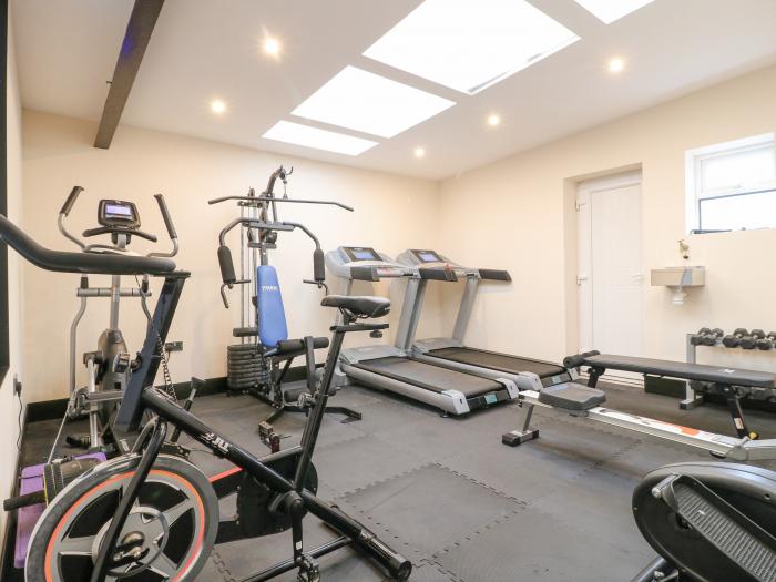 Moor Farm Cottage near Ashover, Derbyshire. Open-plan living space. Two bedrooms. Fully equipped gym