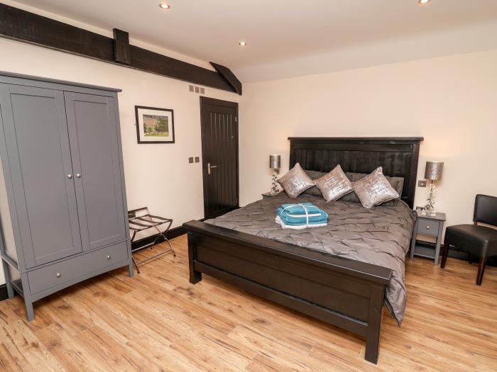 Moor Farm Cottage near Ashover, Derbyshire. Open-plan living space. Two bedrooms. Fully equipped gym