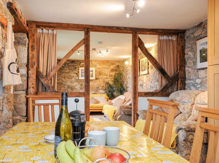 Mum's Cottage, Upton Cross, Cornwall, farm setting, off-road parking, washing machine, dog-friendly.