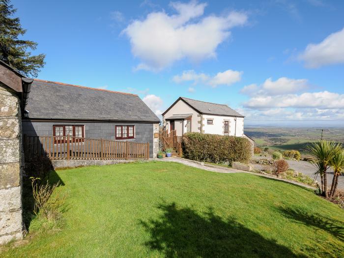 Mum's Cottage, Upton Cross, Cornwall, farm setting, off-road parking, washing machine, dog-friendly.