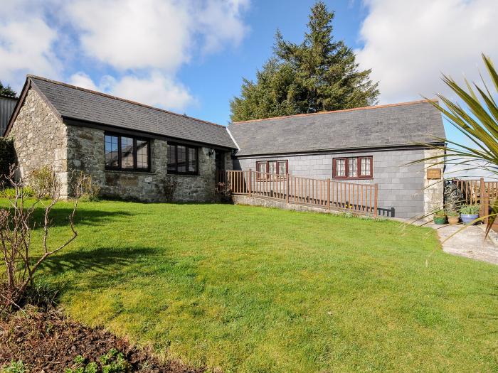 Mum's Cottage, Upton Cross, Cornwall, farm setting, off-road parking, washing machine, dog-friendly.