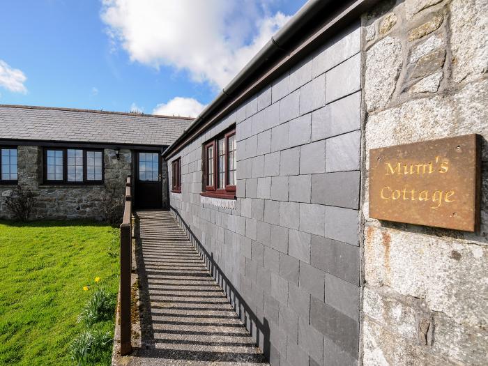 Mum's Cottage, Upton Cross, Cornwall, farm setting, off-road parking, washing machine, dog-friendly.