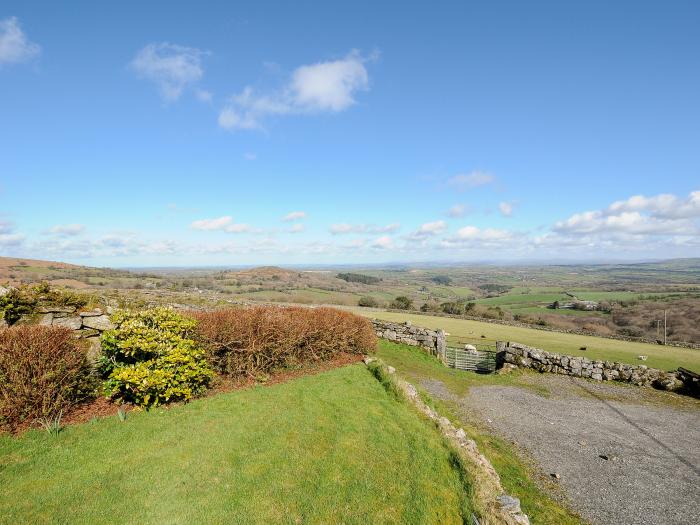 Mum's Cottage, Upton Cross, Cornwall, farm setting, off-road parking, washing machine, dog-friendly.