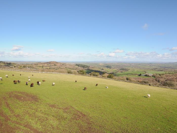 Mum's Cottage, Upton Cross, Cornwall, farm setting, off-road parking, washing machine, dog-friendly.