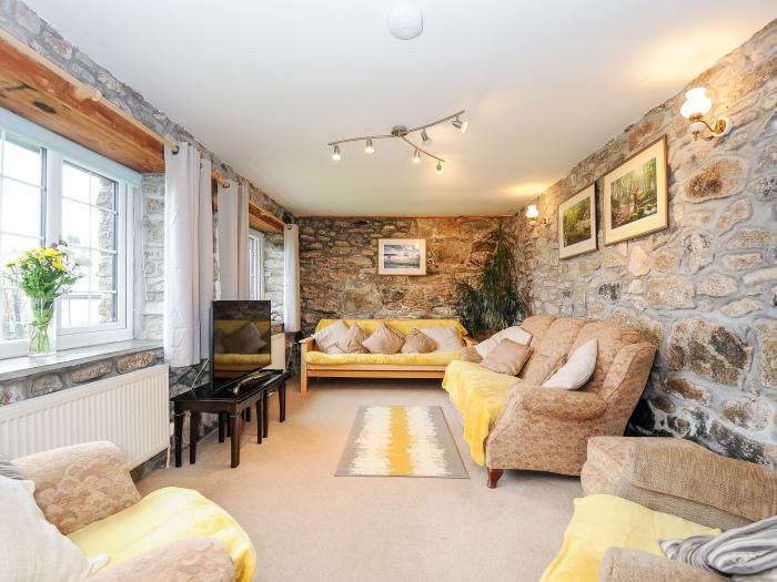 Mum's Cottage, Upton Cross, Cornwall, farm setting, off-road parking, washing machine, dog-friendly.