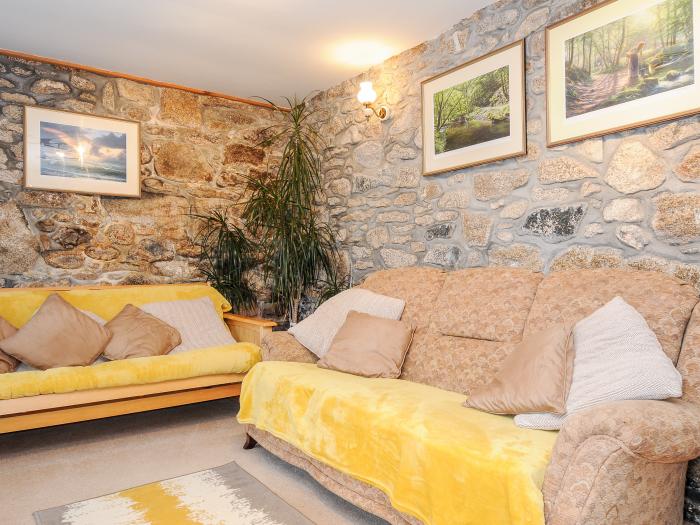 Mum's Cottage, Upton Cross, Cornwall, farm setting, off-road parking, washing machine, dog-friendly.