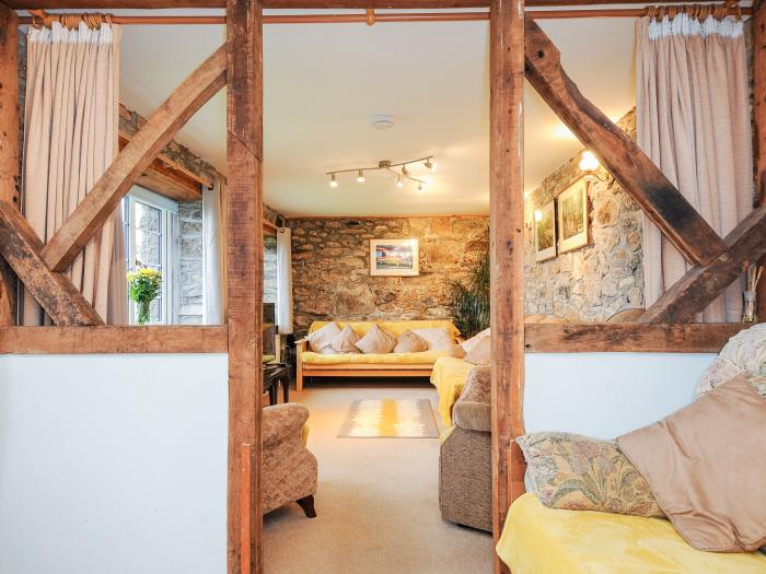 Mum's Cottage, Upton Cross, Cornwall, farm setting, off-road parking, washing machine, dog-friendly.