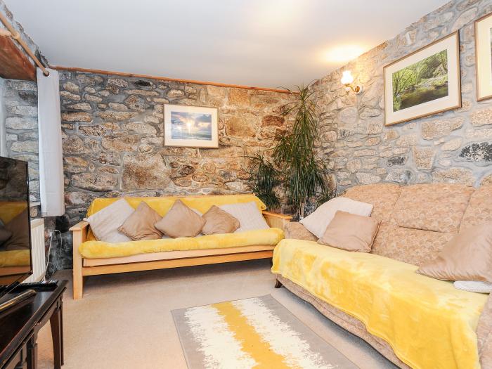 Mum's Cottage, Upton Cross, Cornwall, farm setting, off-road parking, washing machine, dog-friendly.