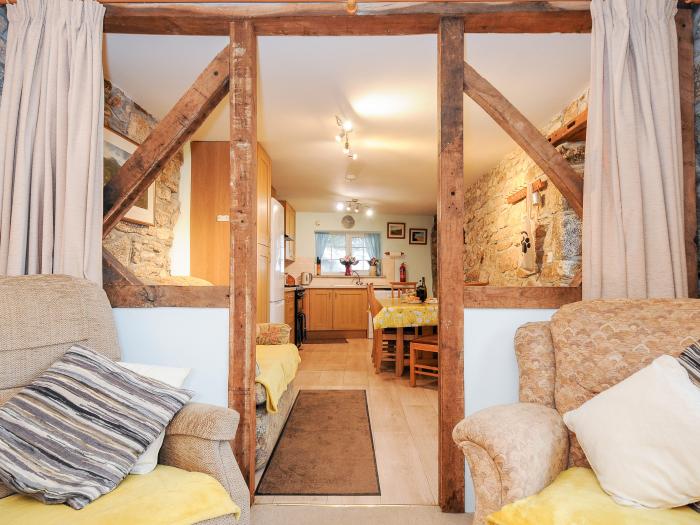 Mum's Cottage, Upton Cross, Cornwall, farm setting, off-road parking, washing machine, dog-friendly.