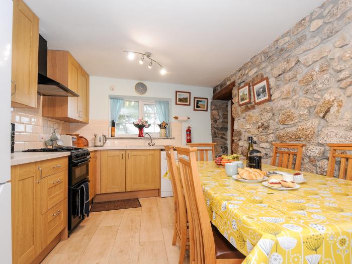 Mum's Cottage, Upton Cross, Cornwall, farm setting, off-road parking, washing machine, dog-friendly.