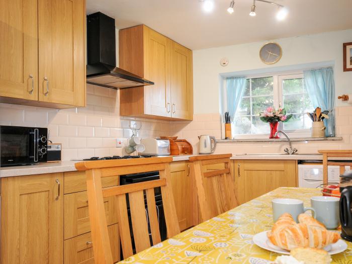 Mum's Cottage, Upton Cross, Cornwall, farm setting, off-road parking, washing machine, dog-friendly.