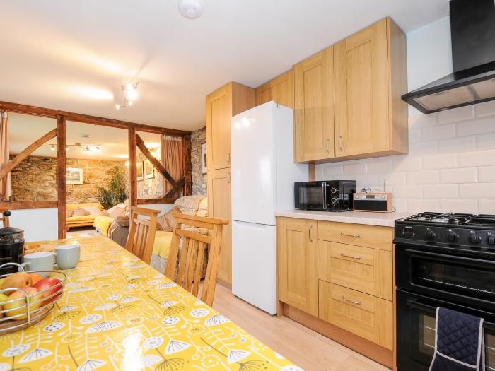 Mum's Cottage, Upton Cross, Cornwall, farm setting, off-road parking, washing machine, dog-friendly.