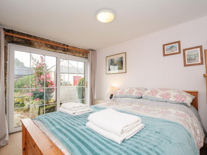 Bickle Bice Cottage, Upton Cross, pet-friendly, rural setting, off-road parking, Smart TV, farmland.