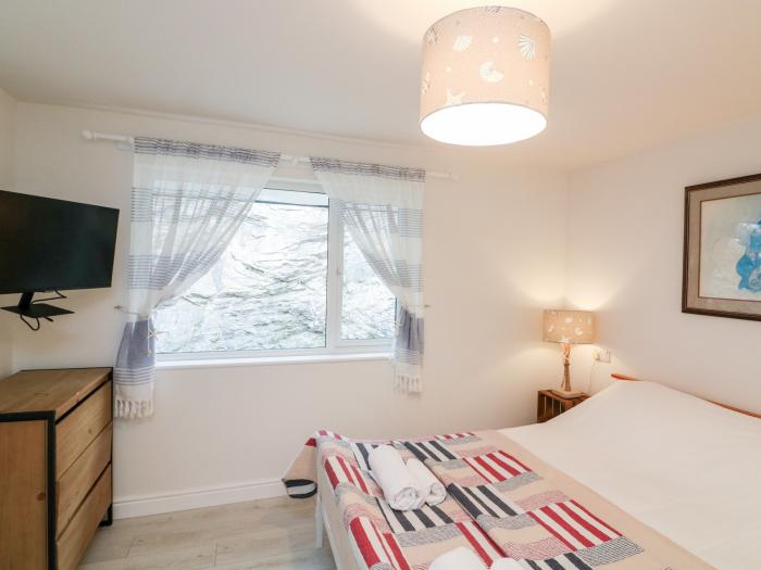 Captains Lodge, Dartmouth, Devon. Countryside location. Pet-friendly. Open-pan. Close to a beach. TV