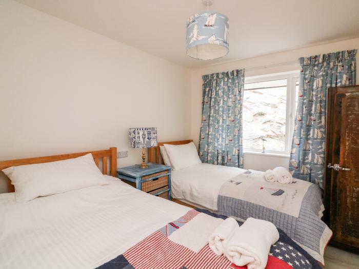 Captains Lodge, Dartmouth, Devon. Countryside location. Pet-friendly. Open-pan. Close to a beach. TV