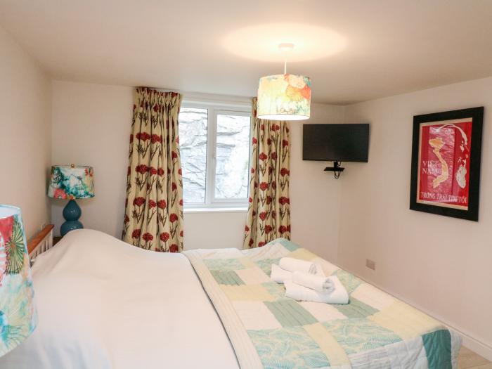 Captains Lodge, Dartmouth, Devon. Countryside location. Pet-friendly. Open-pan. Close to a beach. TV