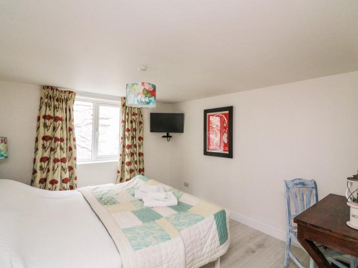 Captains Lodge, Dartmouth, Devon. Countryside location. Pet-friendly. Open-pan. Close to a beach. TV