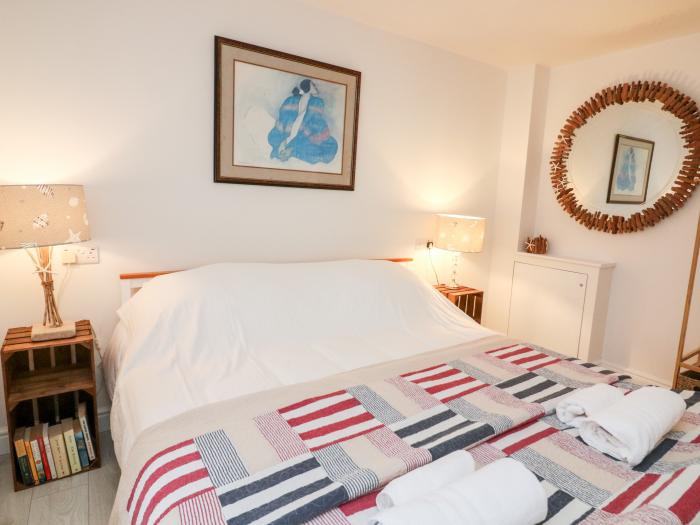 Captains Lodge, Dartmouth, Devon. Countryside location. Pet-friendly. Open-pan. Close to a beach. TV