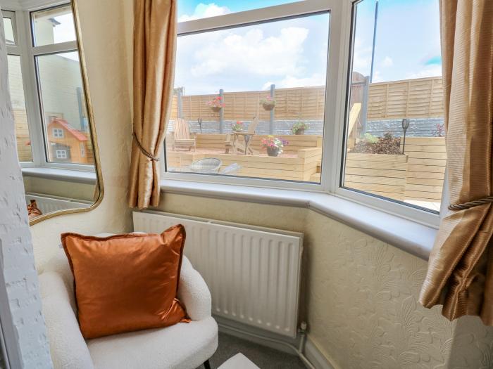 The Retreat, Mablethorpe, Lincolnshire, dog-friendly, close to beach off-road parking gas flame fire