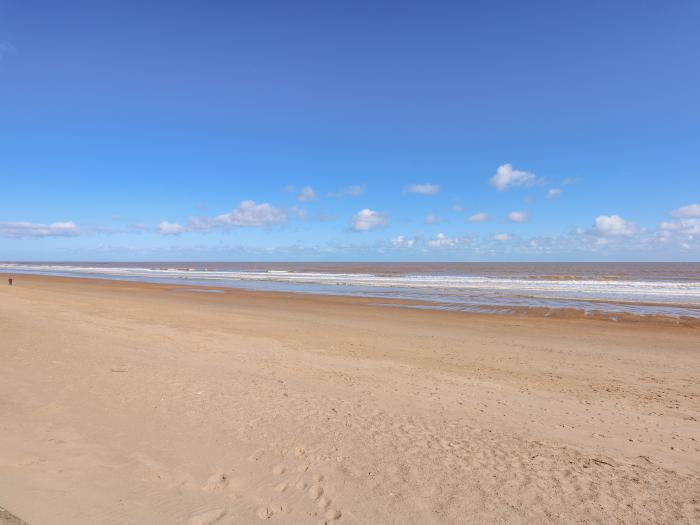 The Retreat, Mablethorpe, Lincolnshire, dog-friendly, close to beach off-road parking gas flame fire