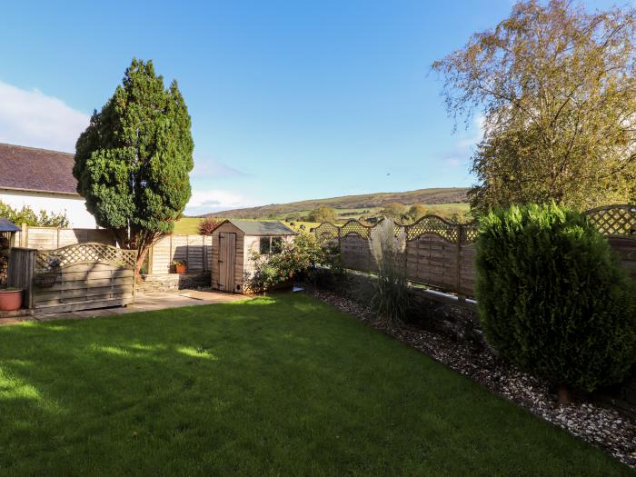 Pembroke is located in Cartmel in Cumbria. Two-bedroom bungalow with rural views. Near National Park