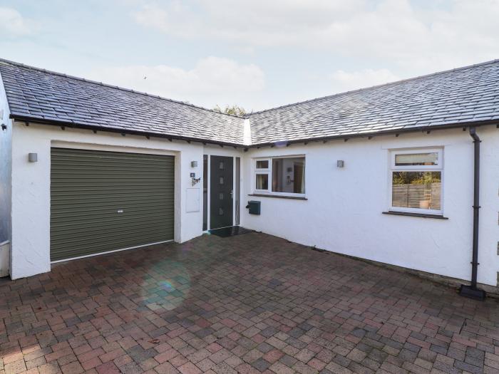 Pembroke is located in Cartmel in Cumbria. Two-bedroom bungalow with rural views. Near National Park