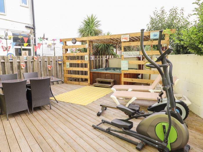 The Yellow House, Withernsea, East Yorkshire. Garden with hot tub and barbecue. Two pets, 4 bedrooms